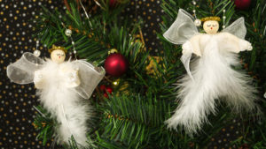 Weihnachtsengel aus Federn als Schmuck für den Christbaum selber machen