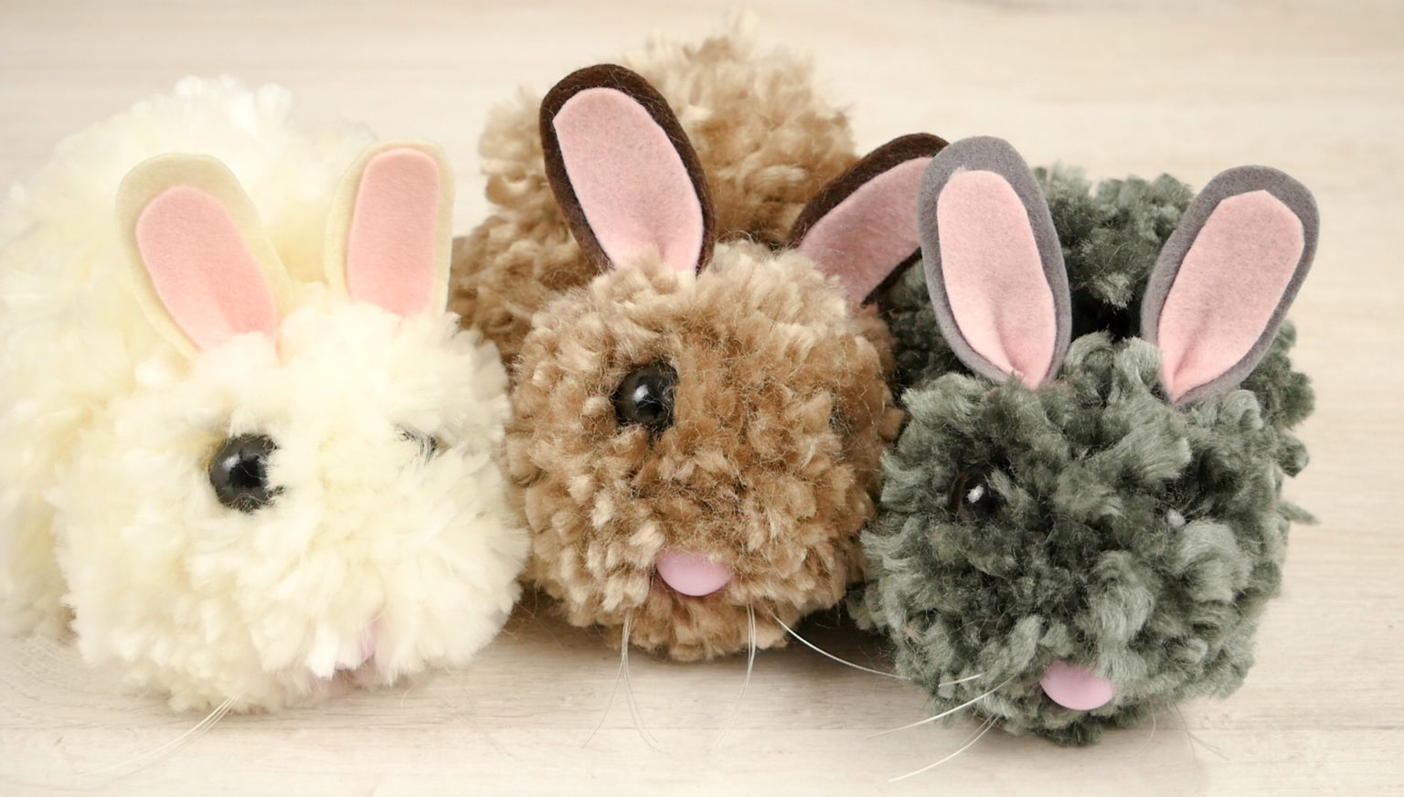 Pompom Hasen selbst basteln - Osterdeko selber machen - KrümelPlanet