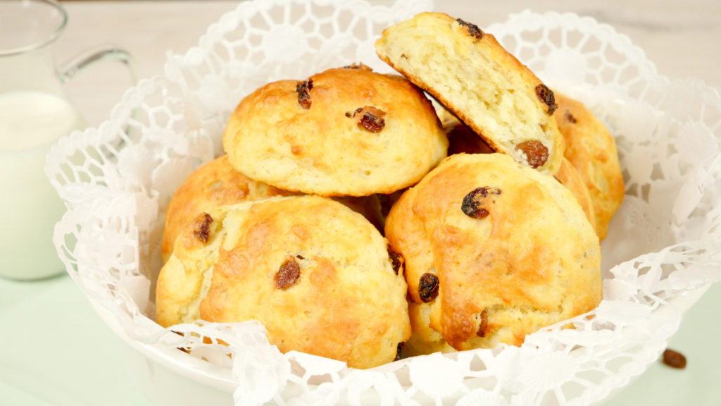 Ruck-Zuck Rosinenbrötchen Rezept | Quarkbrötchen backen ohne Hefe ...