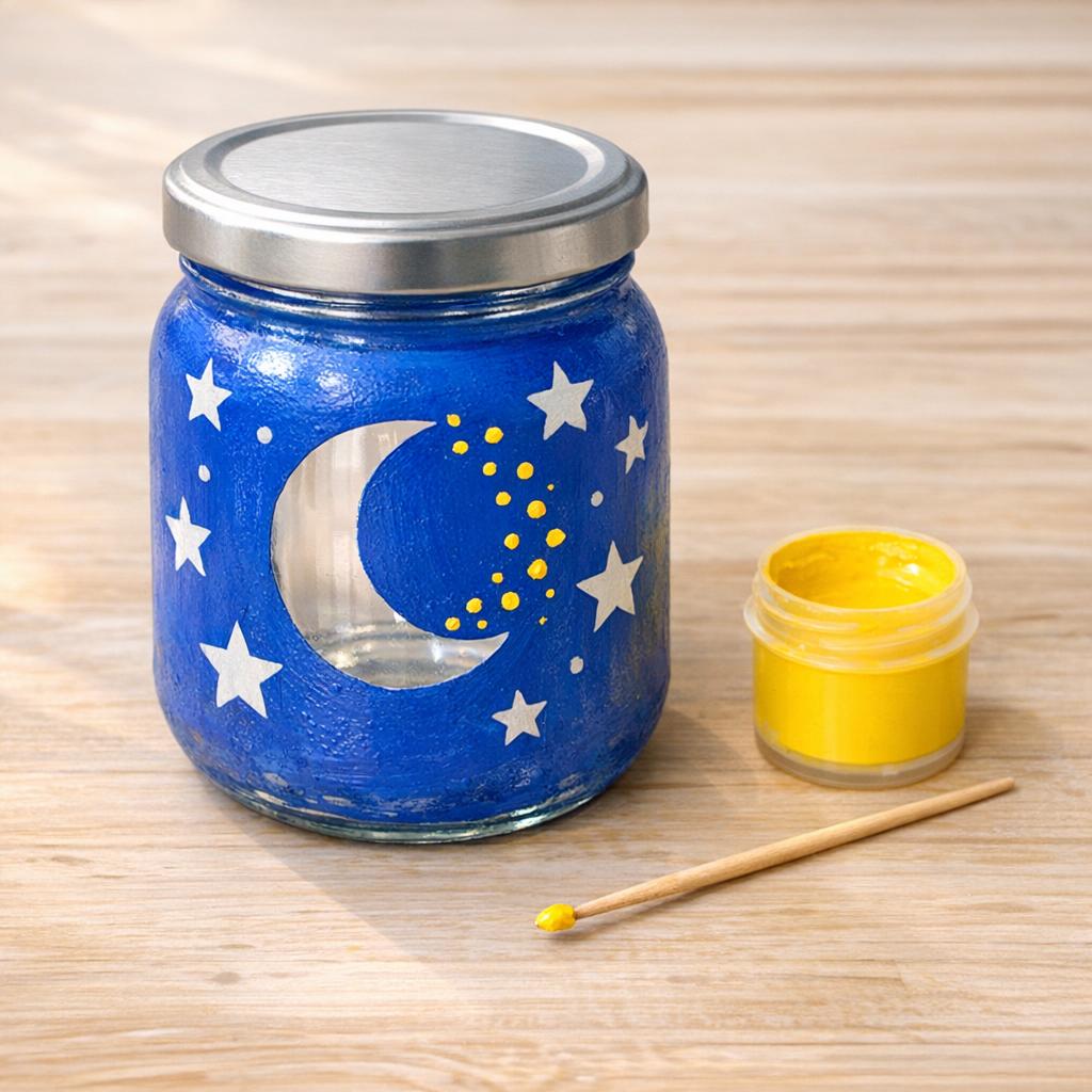 Gurkenglas mit blauer Farbe, gelbe Punkte werden mit Zahnstocher aufgetupft