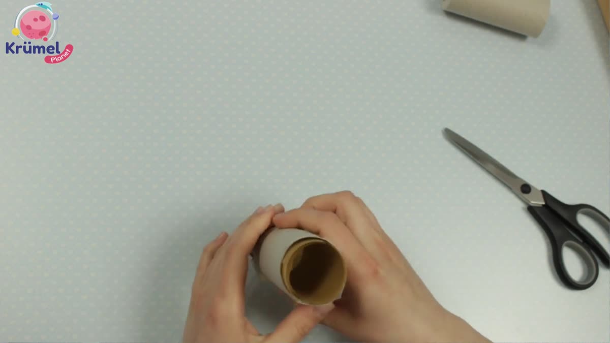 Straßenkreide selber machen: Einfache DIY-Anleitung mit Gips - Backpapier aufrollen, der Länge nach auf die Größe der Papprollen zuschne ...