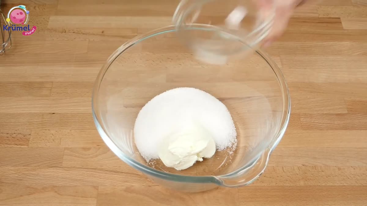 Bunter Quarkkuchen mit Früchten: Cremig-frisches Sommerrezept - In einer anderen Schüssel Quark, Zucker, Vanillezucker, geschmolzene But ...