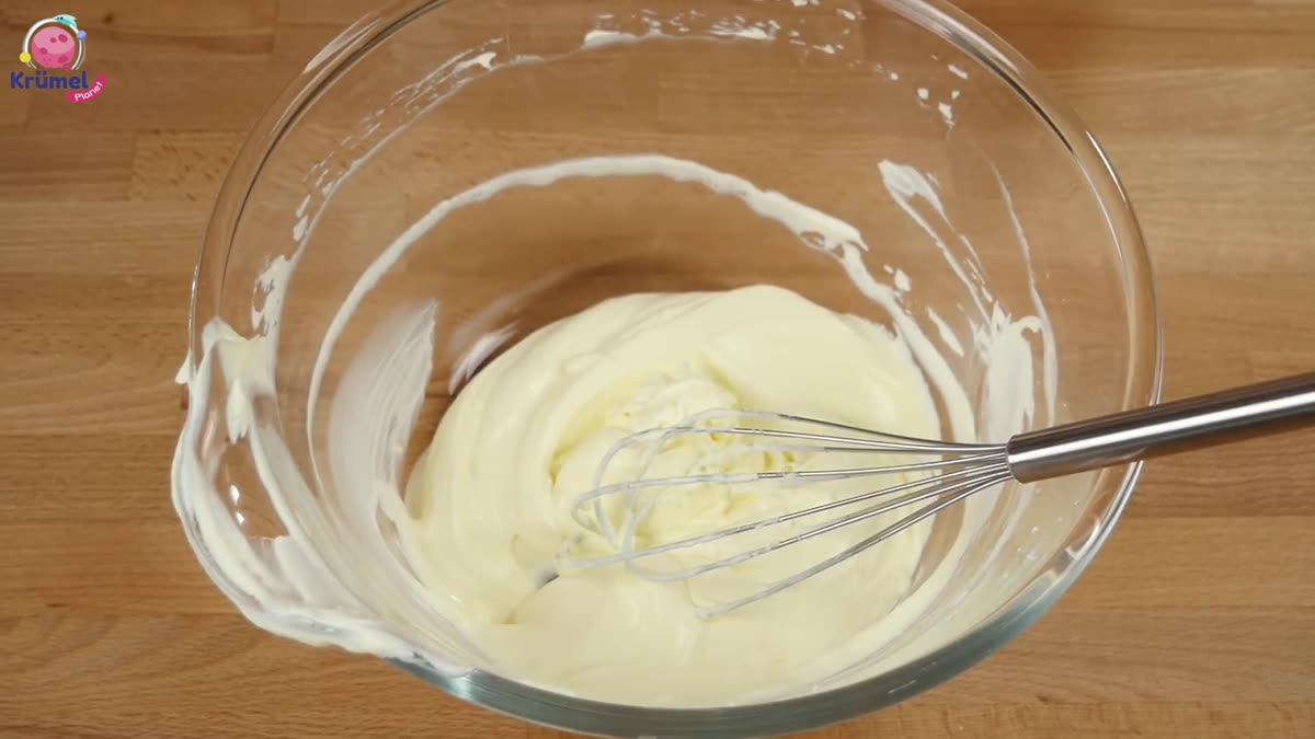 Rote Grütze Eis am Stiel selber machen – ganz ohne Eismaschine! - Die Hälfte der Mascarpone-Masse in einen Spritzbeutel füllen.