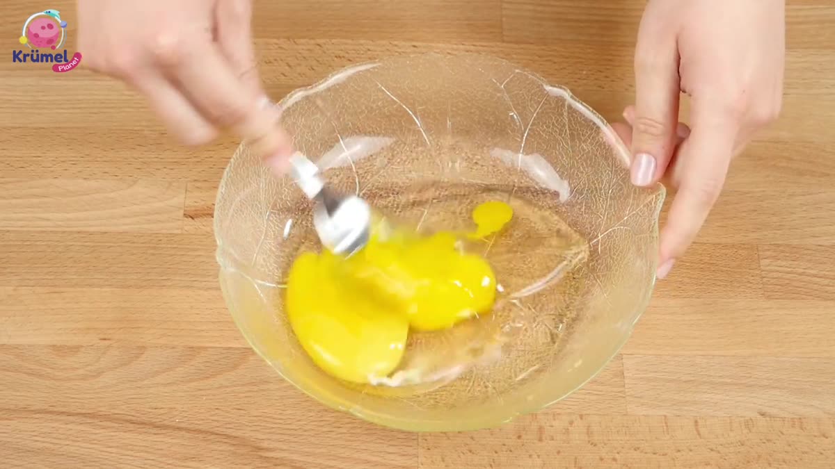 Arme Ritter Rezept: So gelingen Semmelschnitten perfekt - Eier in einen tiefen Teller geben und mit einer Gabel verquirlen.