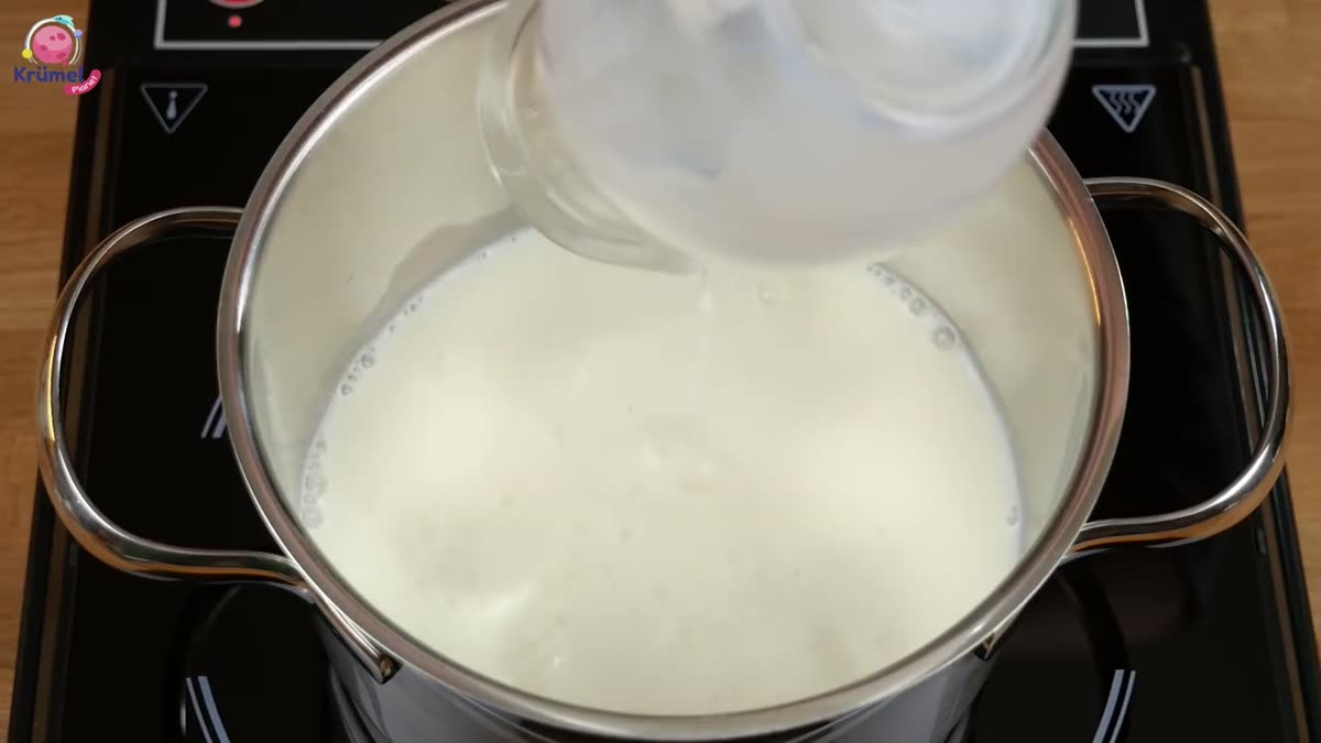 Magischer Grieß: Fluffiger Grießbrei selber machen - Milch, Zucker, Vanillezucker und Salz in einen Topf geben und erhitzen, bis die Mil ...