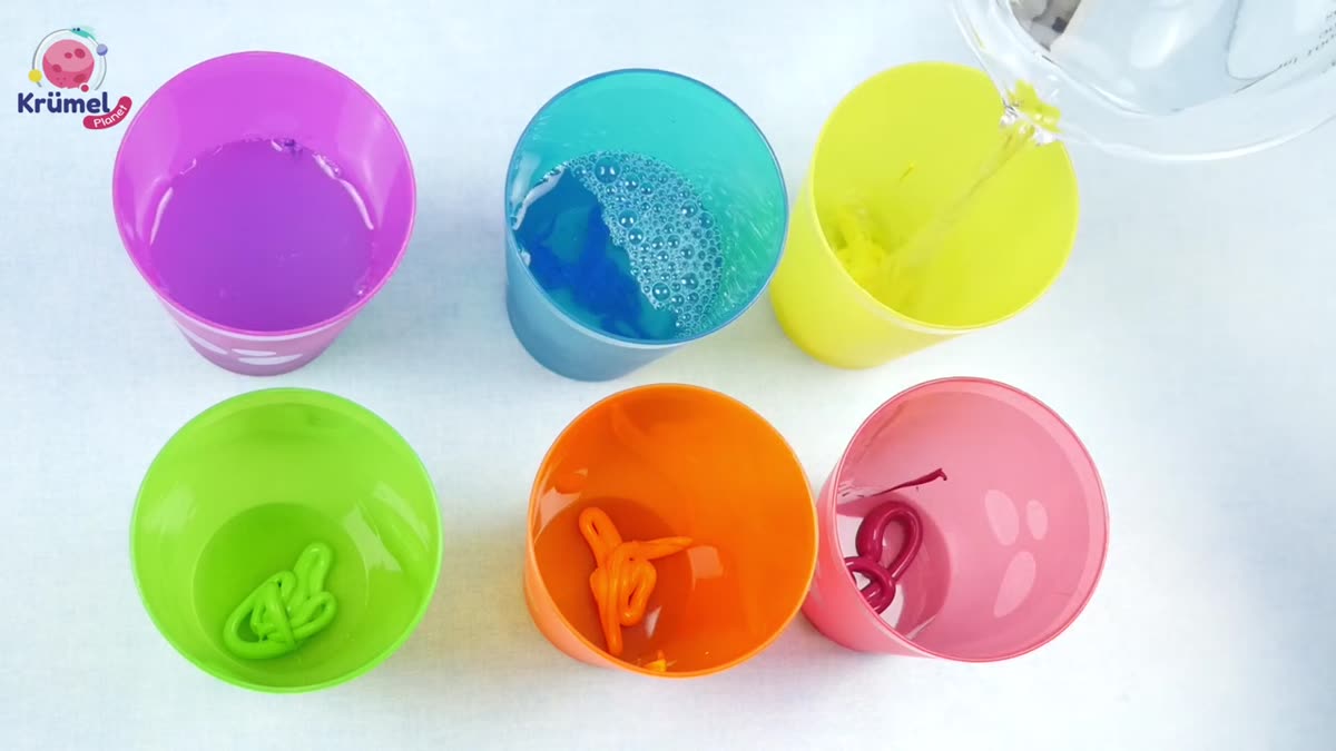 Bubble Painting Technik: Bunte Seifenblasen-Bilder malen - Wasser, Zucker und klare Handseife in einem Becher mischen.