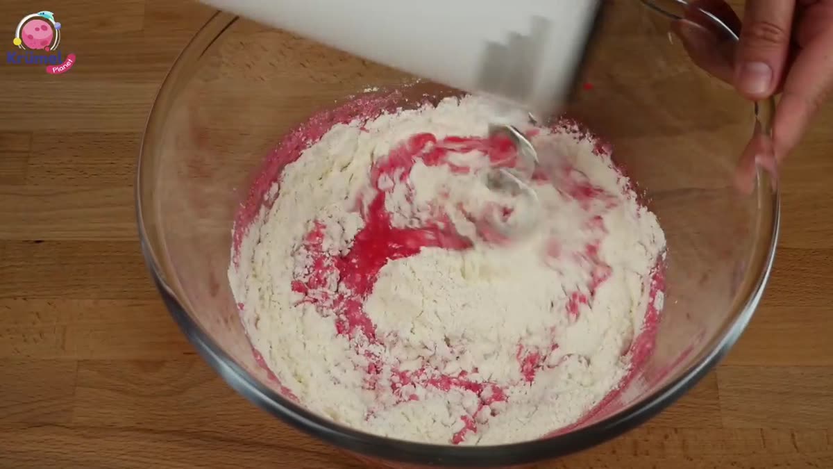 Einhorn Pizza backen: Buntes Rezept für Kinder - Mehl dazugeben und grob mit der Flüssigkeit verkneten.