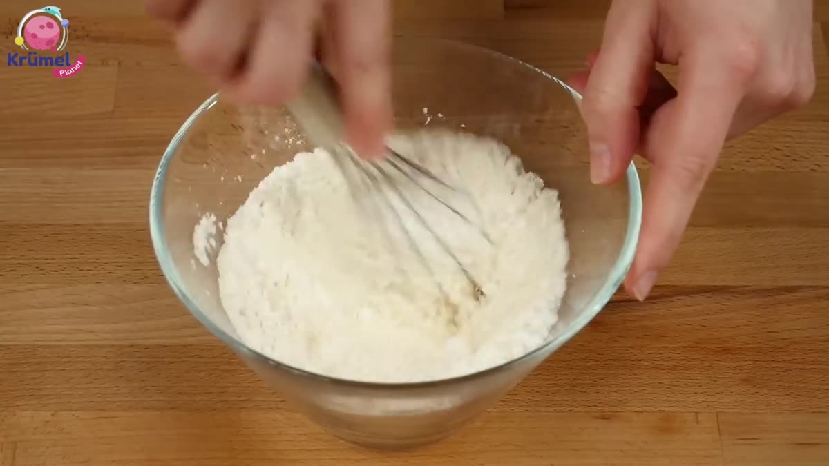Geburtstagskuchen mit Waffelbechern: Bunter Marmorkuchen für Kinder - Mehl, Speisestärke, Salz und Backpulver vermischen.
