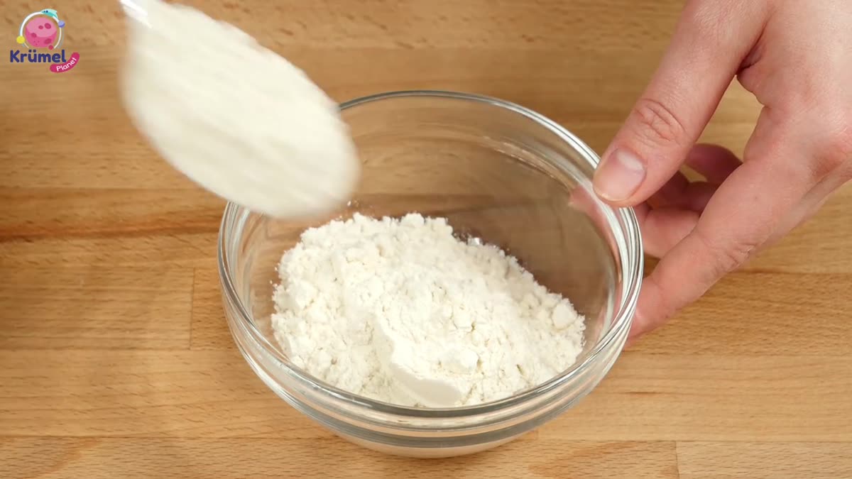 Fingerfarbe selber machen: ungiftig aus nur 4 Zutaten - Vier Esslöffel Mehl, etwa einen halben Teelöffel Salz und 120 bis 140 Milliliter ...