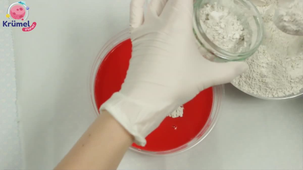 Straßenkreide selber machen: Einfache DIY-Anleitung mit Gips - Drei Teile Wasser in eine Plastikschale geben und die Tempera-Farbe darin ...