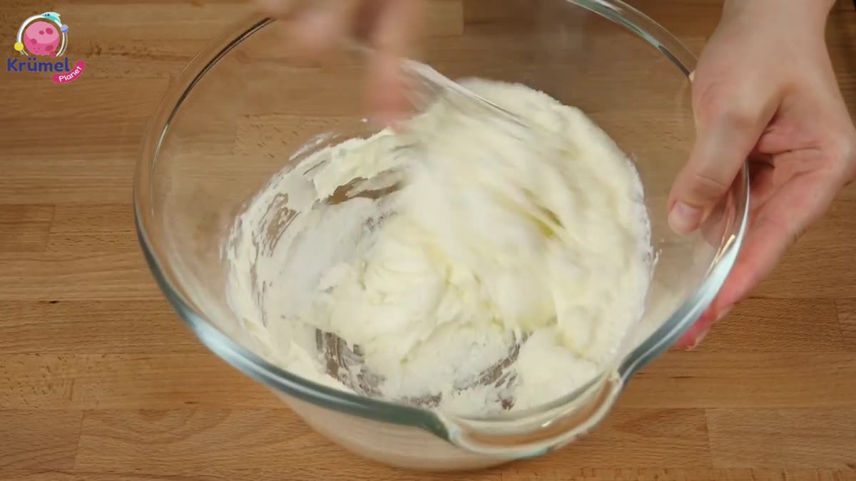 Bunter Quarkkuchen mit Früchten: Cremig-frisches Sommerrezept - Den gebackenen Kuchenboden komplett abkühlen lassen.