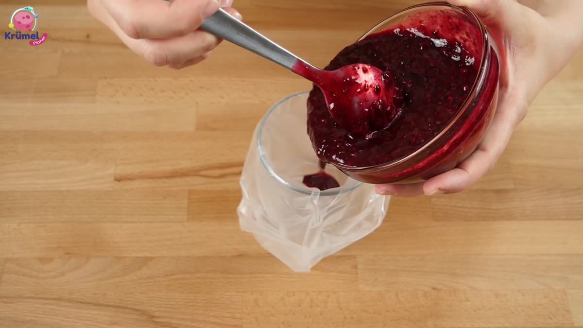 Rote Grütze Eis am Stiel selber machen – ganz ohne Eismaschine! - Diese gemischte Masse in einen Spritzbeutel füllen.