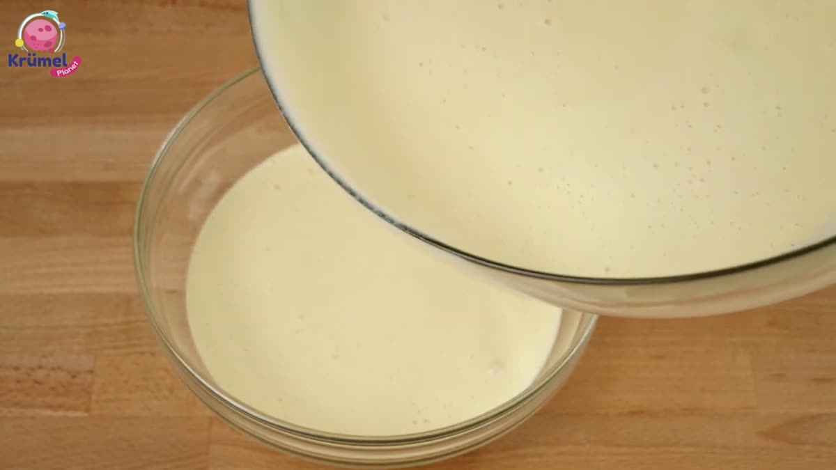 Einfache Nutella Waffeln: So gelingen marmorierte Kuhflecken-Waffeln - Den fertigen Waffelteig in zwei gleich große Portionen teilen.