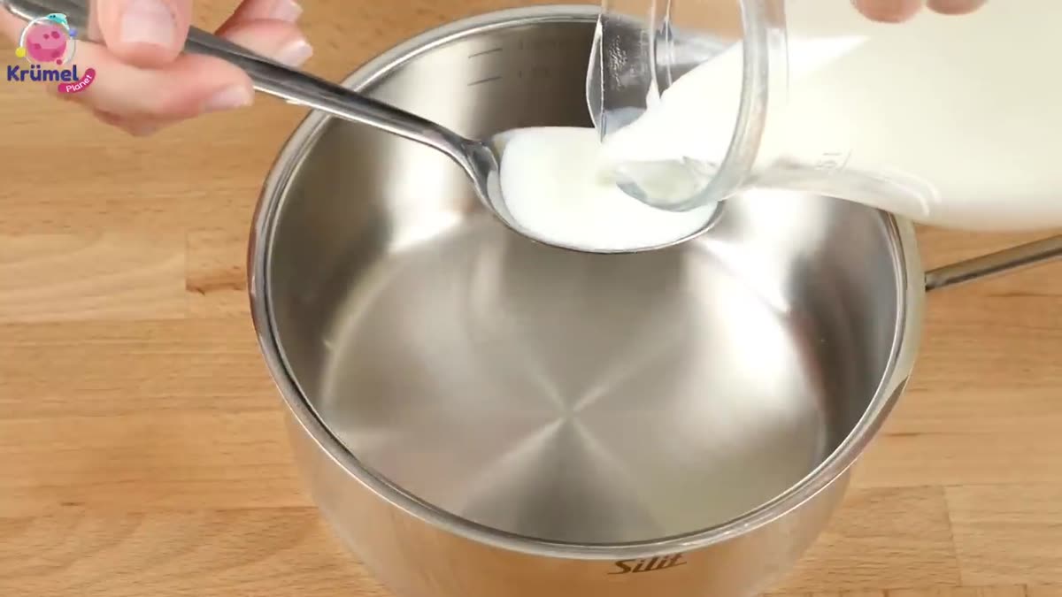 Becherkuchen Rezept: Einfacher Kuchen ohne Küchenwaage - Währenddessen für das Topping Milch, Vanillezucker, gehobelte Mandeln und Butte ...