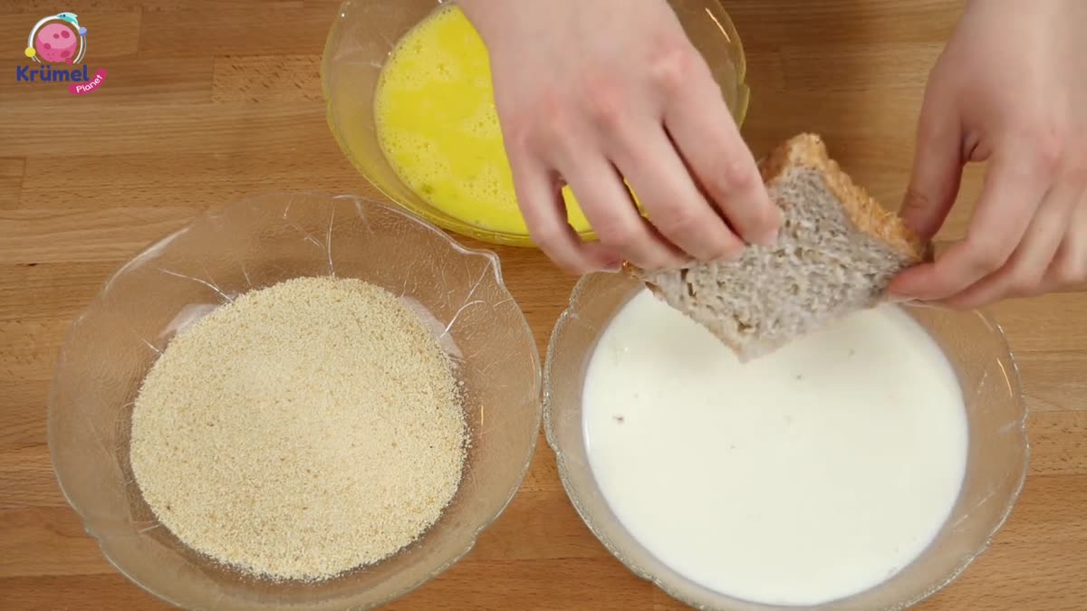 Arme Ritter Rezept: So gelingen Semmelschnitten perfekt - Zum Schluss die Scheiben mit den Semmelbröseln panieren.