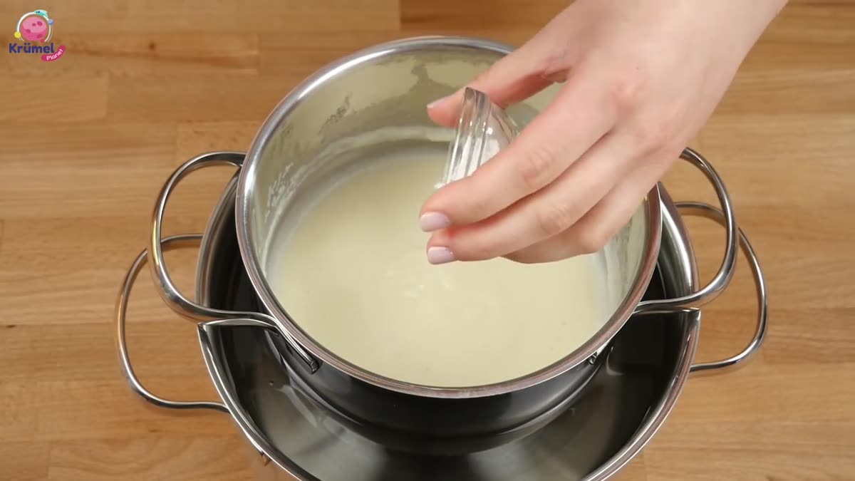 Magischer Grieß: Fluffiger Grießbrei selber machen - Topf vom Herd nehmen und den Grieß 5 Minuten quellen lassen.