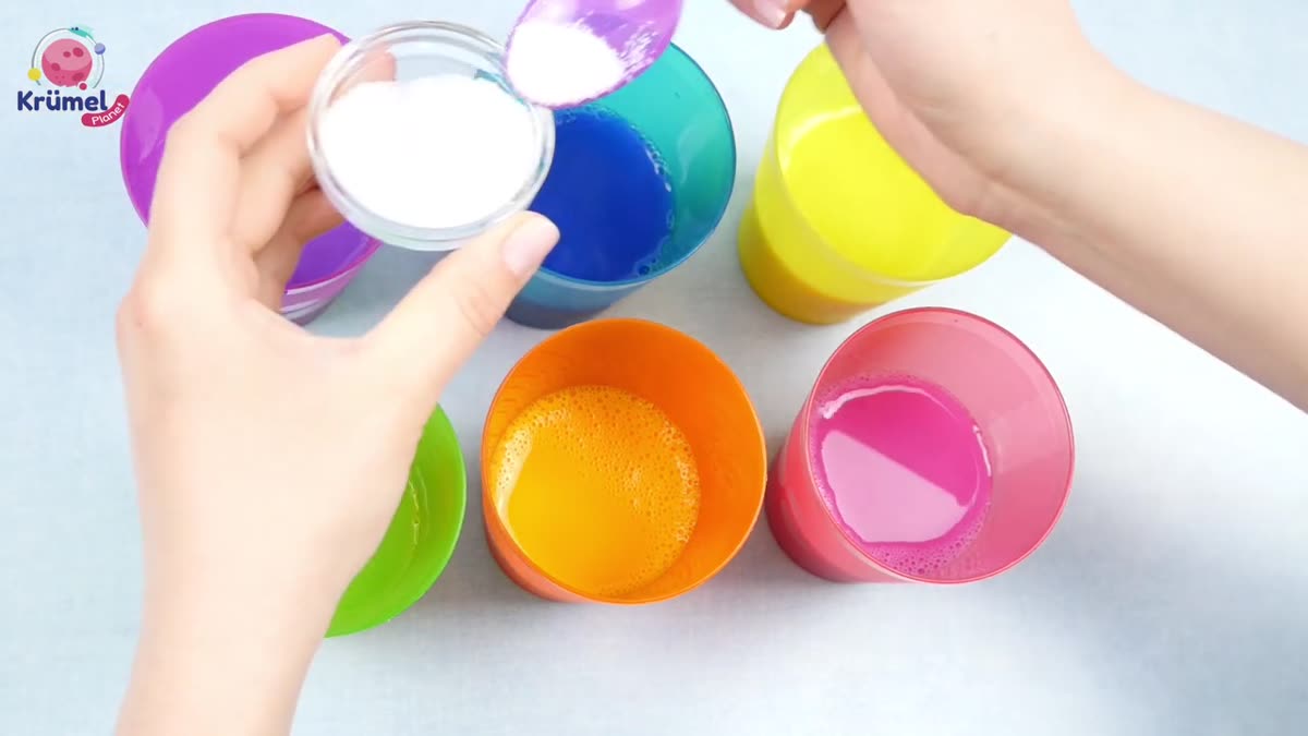 Bubble Painting Technik: Bunte Seifenblasen-Bilder malen - Farbe hinzufügen und gut umrühren.