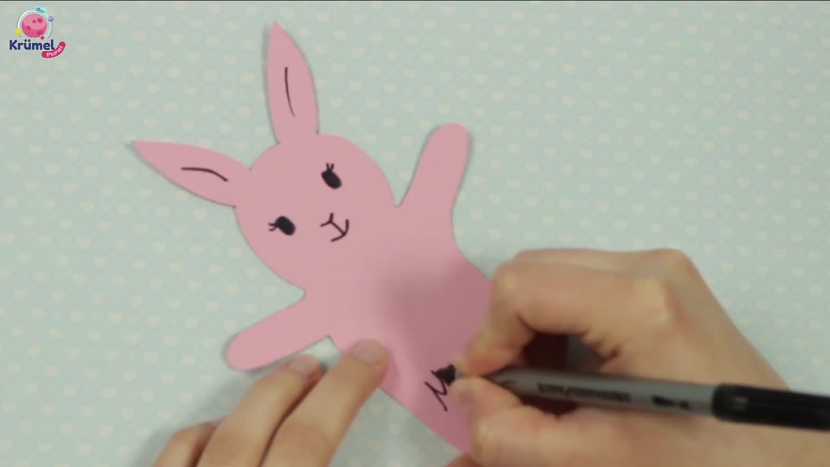 Osterhasen Platzkarten basteln: Einfache Anleitung für den Ostertisch - Namen auf die Karten schreiben (optional).