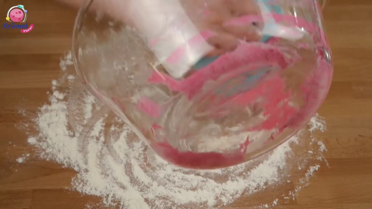 Einhorn Pizza backen: Buntes Rezept für Kinder - Teig ohne starkes Kneten in zwei Teile teilen und ausrollen.