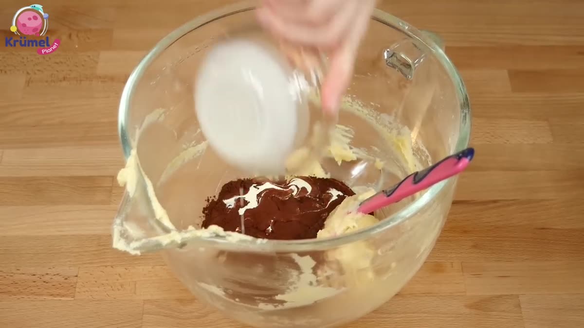 Geburtstagskuchen mit Waffelbechern: Bunter Marmorkuchen für Kinder - Waffelbecher auf dem Teig in der Form verteilen.