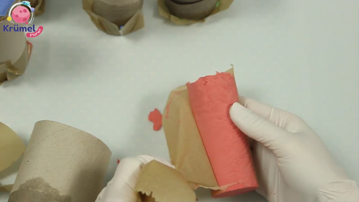 Straßenkreide selber machen: Einfache DIY-Anleitung mit Gips - Die Formen ca. 24 Stunden stehen lassen, dann die Förmchen abnehmen.