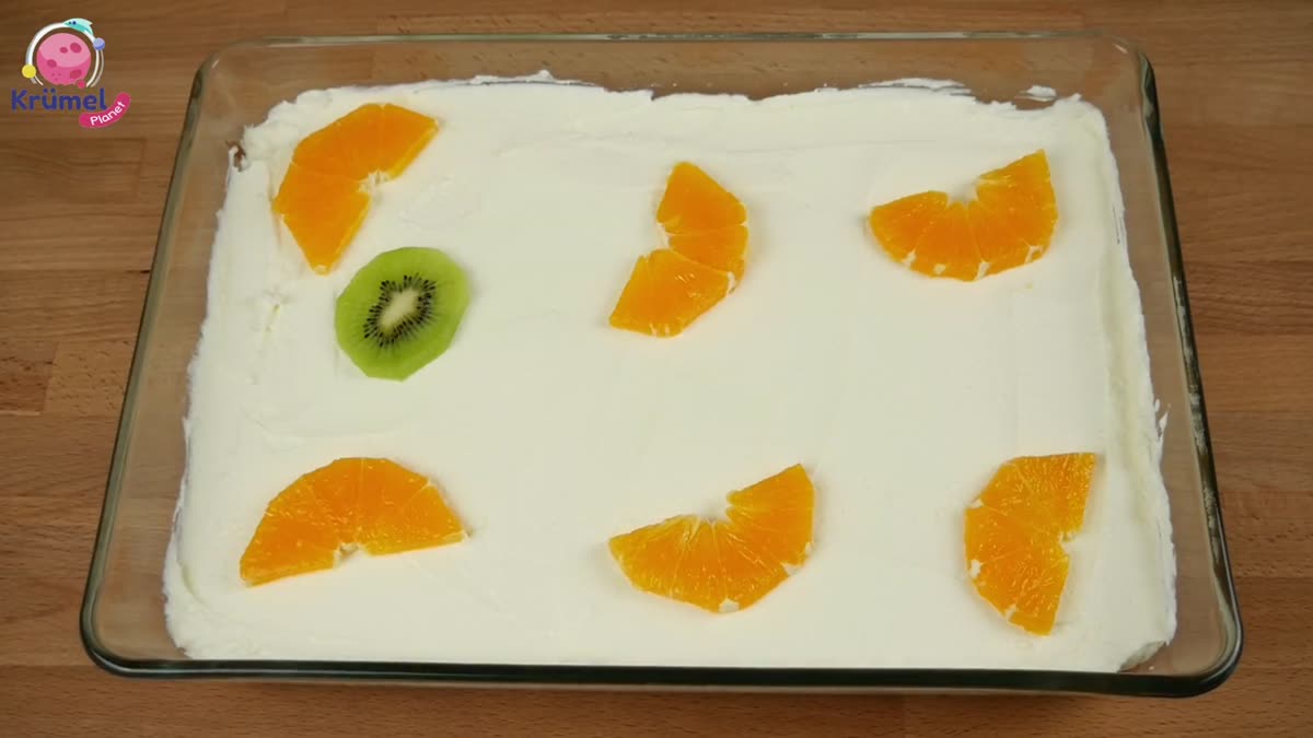 Bunter Quarkkuchen mit Früchten: Cremig-frisches Sommerrezept - Den Kuchen für mindestens 1 Stunde in den Kühlschrank stellen.