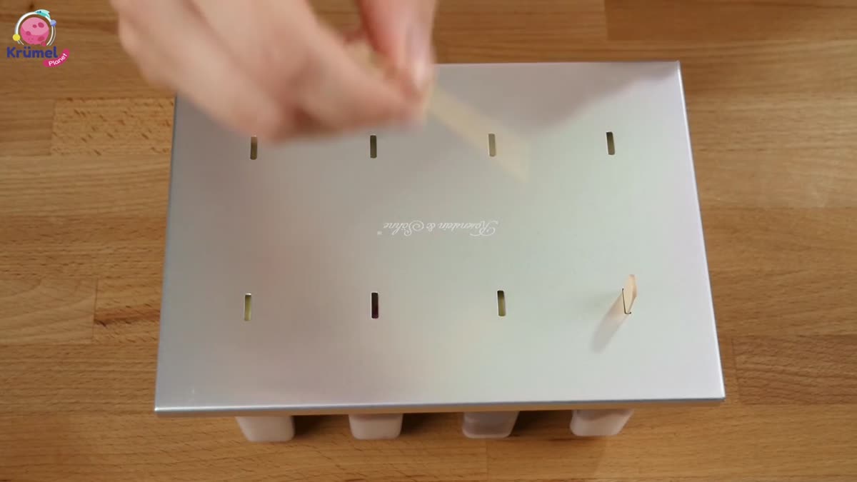 Rote Grütze Eis am Stiel selber machen – ganz ohne Eismaschine! - Die drei Massen (weiße Mascarpone, rosafarbene Mascarpone, rote Grütze ...