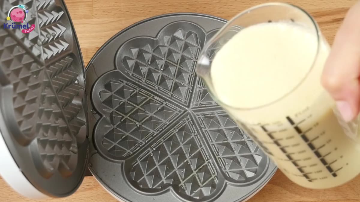 Einfache Nutella Waffeln: So gelingen marmorierte Kuhflecken-Waffeln - Das Waffeleisen mit etwas Öl einfetten.