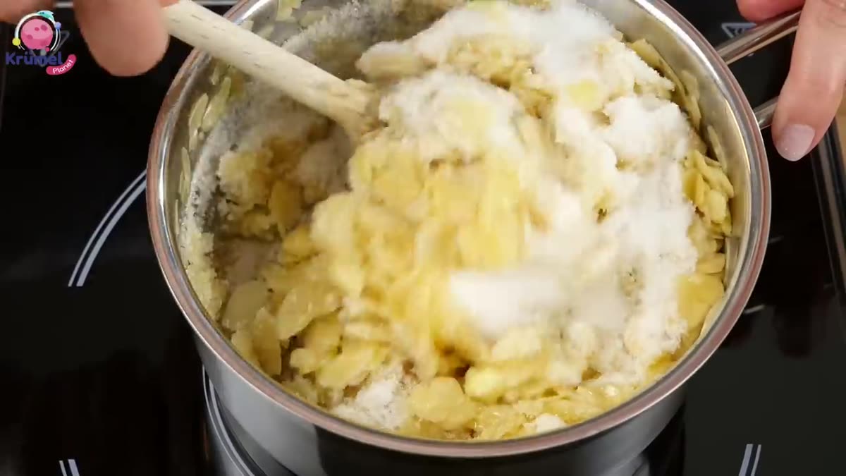 Becherkuchen Rezept: Einfacher Kuchen ohne Küchenwaage - Das fertige Topping auf dem vorgebackenen Kuchen verteilen.