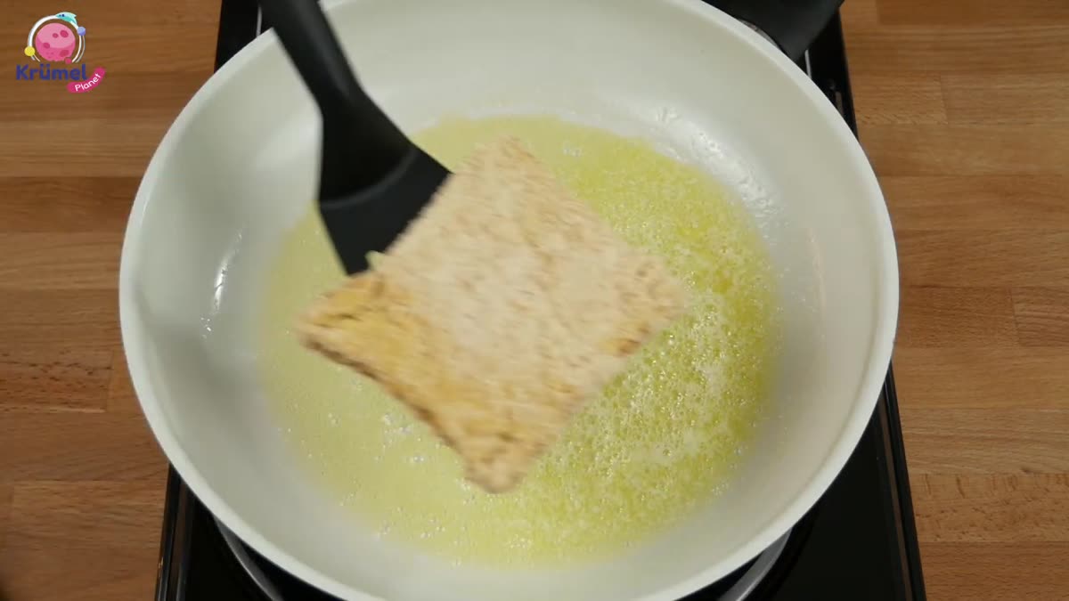 Arme Ritter Rezept: So gelingen Semmelschnitten perfekt - Die fertigen Arme Ritter mit frischen Früchten und Zimtzucker servieren.