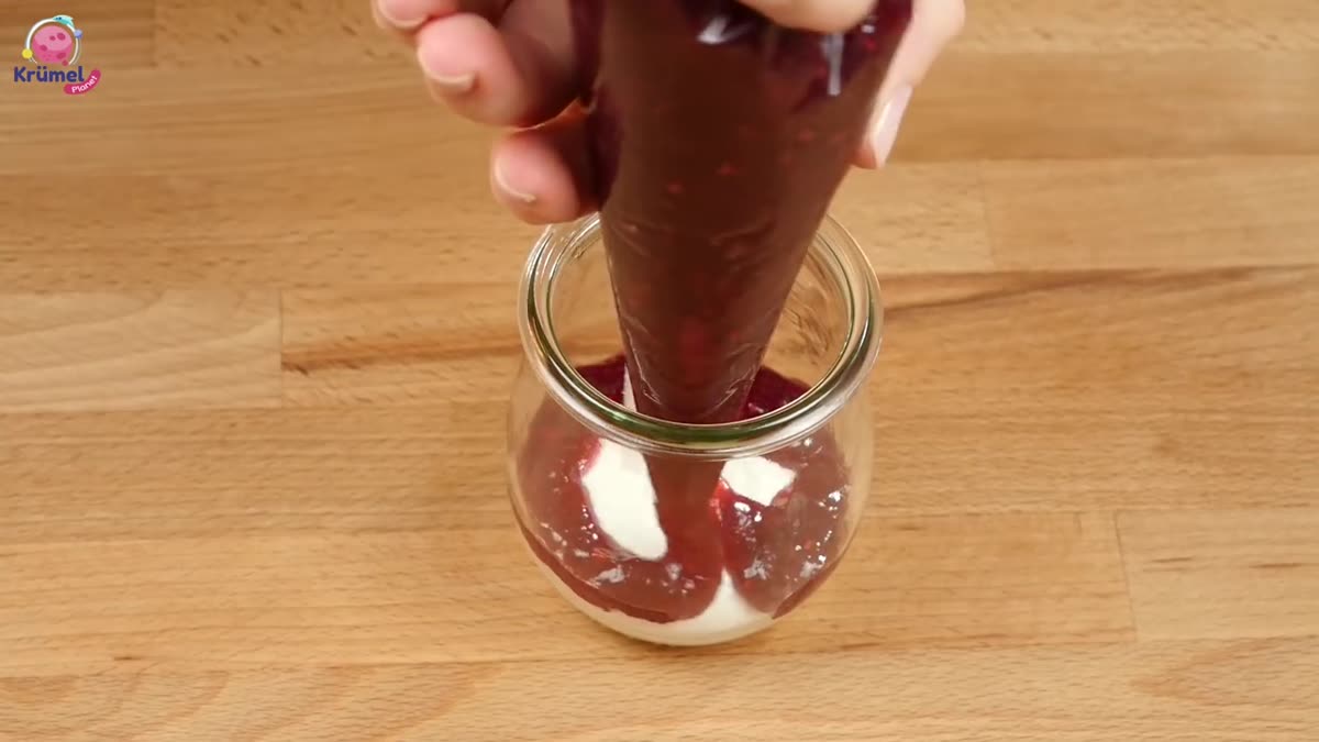 Magischer Grieß: Fluffiger Grießbrei selber machen - Den magischen Grieß in Schalen füllen und nach Belieben mit roter Grütze, Erdbeerpü ...