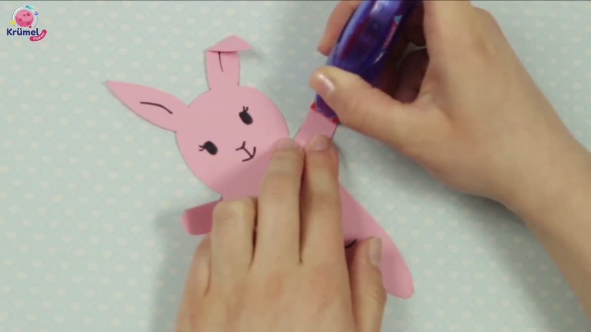 Osterhasen Platzkarten basteln: Einfache Anleitung für den Ostertisch - Arme zu den Seiten falten, damit das Häschen das Schokoei festha ...