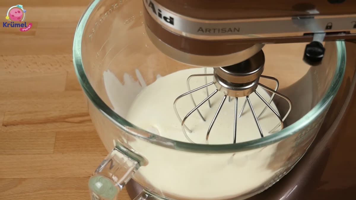 Einhorn Pizza backen: Buntes Rezept für Kinder - Sahne aufschlagen und mit bunter Lebensmittelfarbe einfärben.