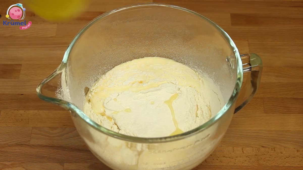 Fanta-Muffins backen: Saftig, locker und einfach gemacht - Öl und Fanta hinzufügen und alles vorsichtig unterheben.