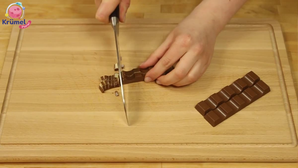 Ü-Ei Eis selber machen: Einfaches Rezept für Kinder - Ü-Eier auspacken und vorsichtig in der Mitte trennen, um das Spielzeug zu entnehmen.