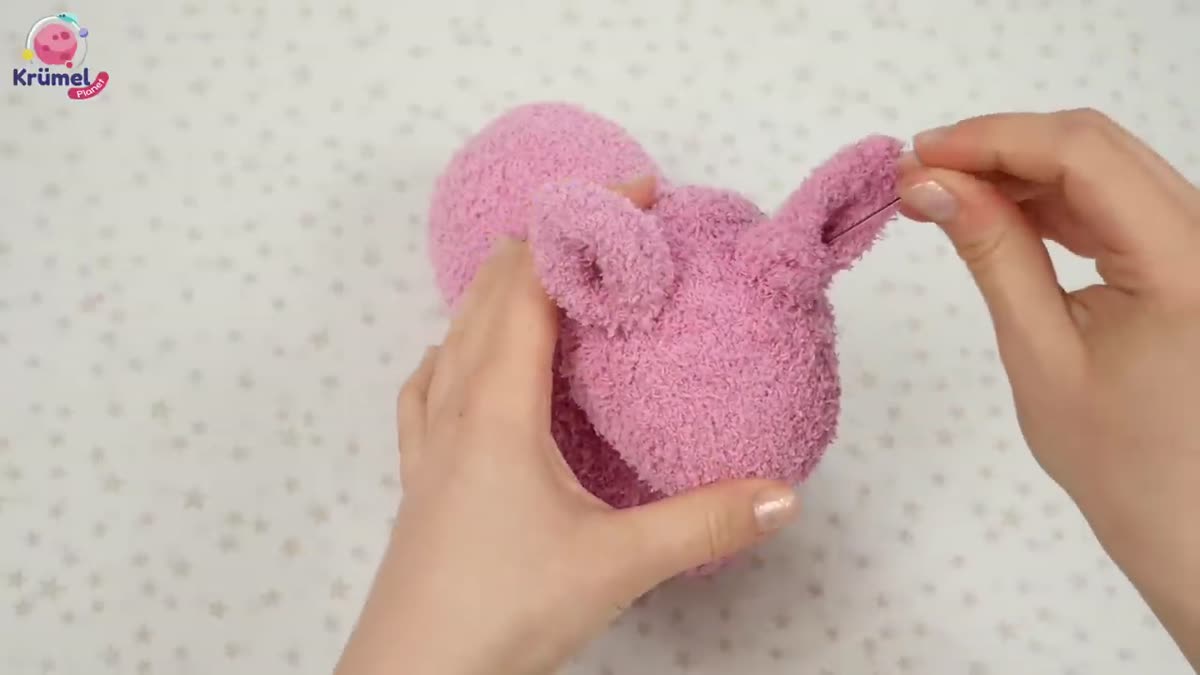 Plüsch Einhorn selber machen: Kuscheltier nähen aus Socken - Übrige Sockenteile umstülpen, die Fersenstücke für die Ohren abschneiden un ...