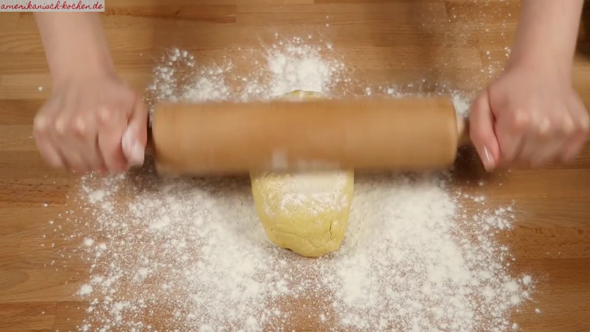 Unicorn Cookies backen: Rezept mit Regenbogen-Icing - Teig ausrollen und mit einer Schablone oder einem Ausstecher Einhorn-Köpfe ausstechen.