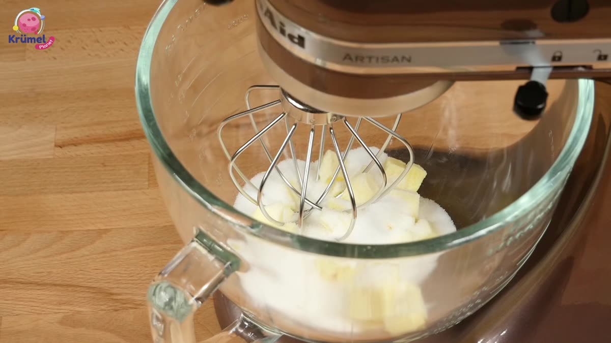 Party Cupcakes: Bunte Muffins im Sektglas für Karneval - Butter, Zucker und Vanillezucker cremig aufschlagen.