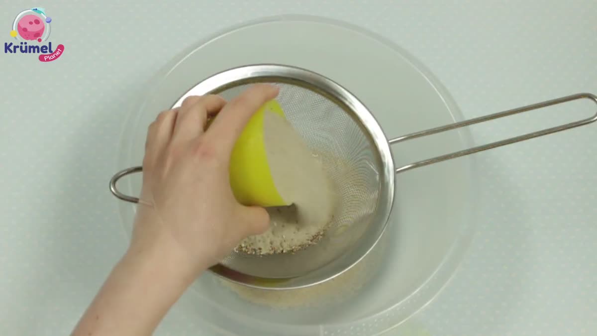 Spielsand selber machen: Weicher Kinetic Sand DIY für Kinder - Drei Becher Vogelsand durch ein feines Sieb sieben, um Kalkstückchen und ...