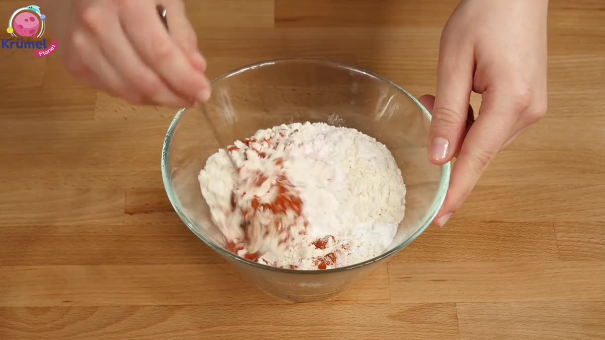Gemüsewaffeln mit Paprika-Dip: Einfaches Rezept für die ganze Familie - Paprika fein würfeln, Frühlingszwiebel fein hacken.