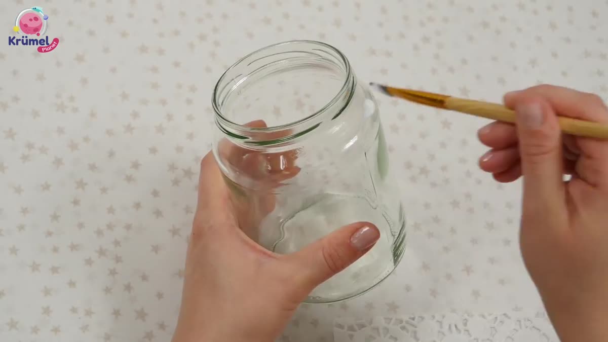 DIY Windlicht basteln: Last Minute Geschenk aus altem Glas - Kanten der eckigen Tortenspitze abschneiden.
