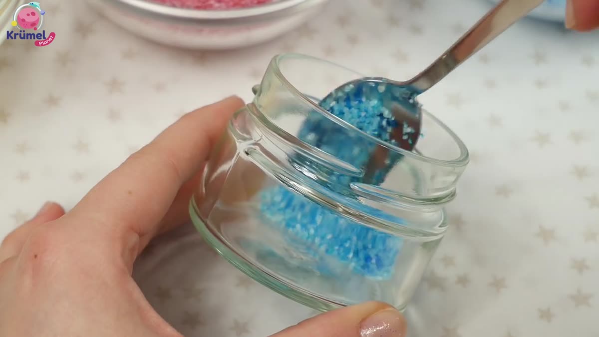 Einhorn Badesalz selber machen: einfache Anleitung für magischen Badespaß - Das Badesalz gut mit dem Aromaöl vermischen.