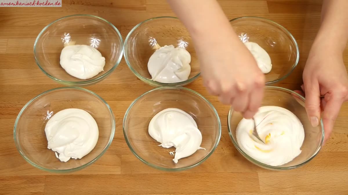 Unicorn Cookies backen: Rezept mit Regenbogen-Icing - Icing mit Lebensmittelfarben in Pastenform einfärben.