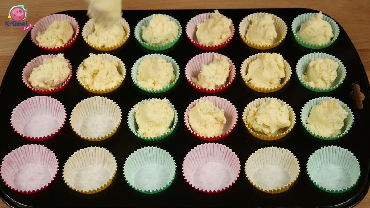 Party Cupcakes: Bunte Muffins im Sektglas für Karneval - Teig in bunte Muffinförmchen füllen.