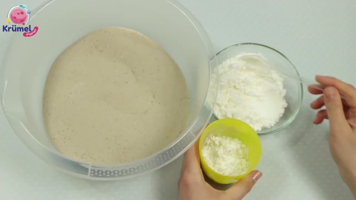 Spielsand selber machen: Weicher Kinetic Sand DIY für Kinder - Einen Becher Speisestärke zum gesiebten Sand geben und gut verrühren, bis ...