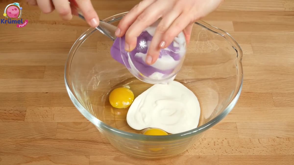 Gemüsewaffeln mit Paprika-Dip: Einfaches Rezept für die ganze Familie - Mehlmischung unter die flüssigen Zutaten rühren.