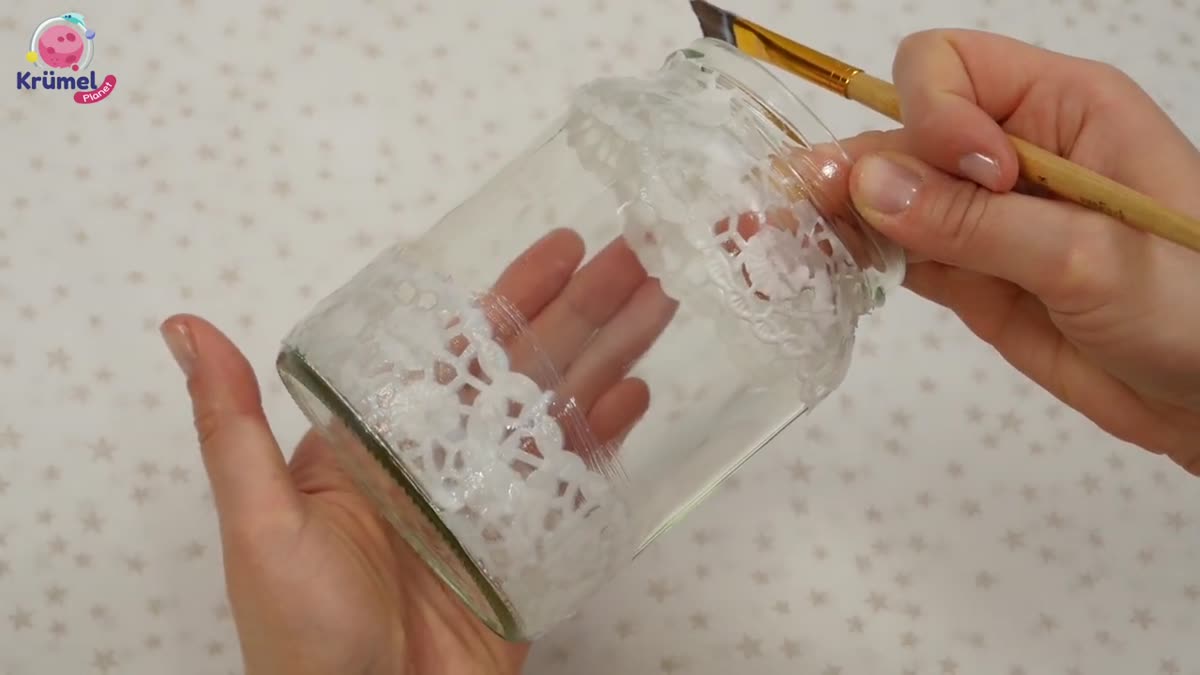 DIY Windlicht basteln: Last Minute Geschenk aus altem Glas - Etwas Salz als Schnee ins Glas geben.