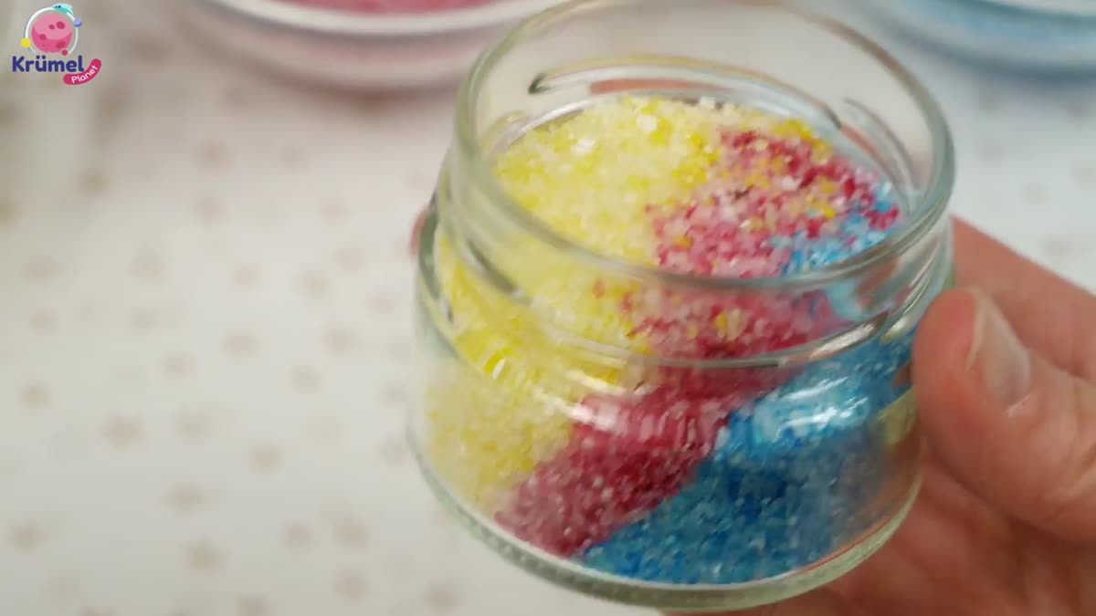 Einhorn Badesalz selber machen: einfache Anleitung für magischen Badespaß - Das Salz in so viele Portionen aufteilen, wie Farben gewünsc ...
