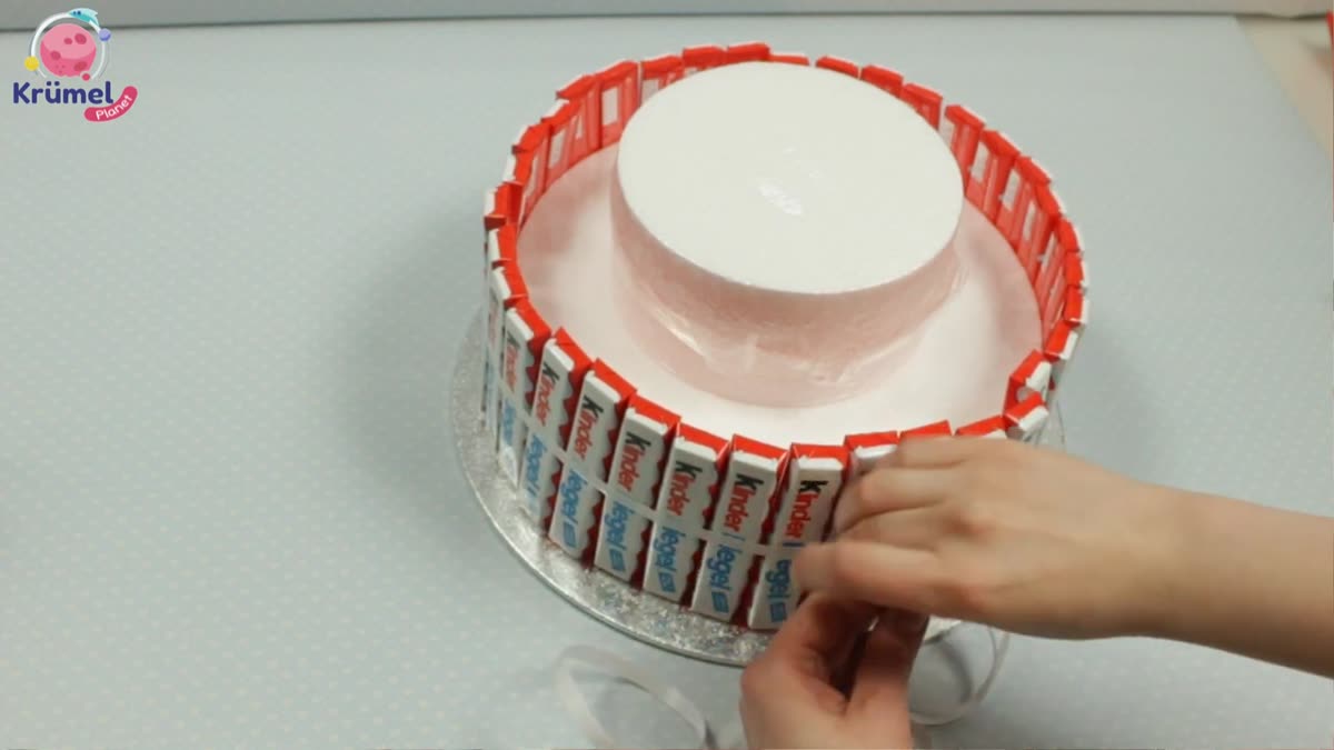 Candy Bar Cake basteln: Torte aus Schokoriegeln & Süßigkeiten - Entstandene Hohlräume mit Servietten auskleiden, um die Lücken aufzufüll ...