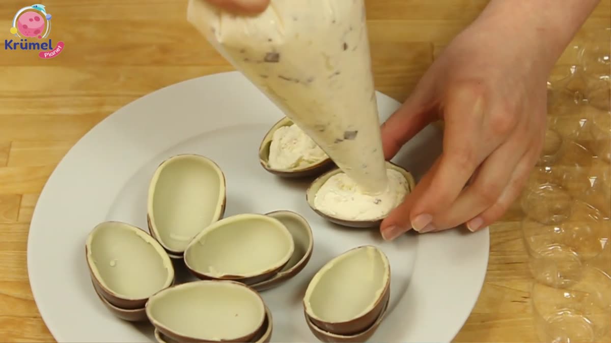 Ü-Ei Eis selber machen: Einfaches Rezept für Kinder - Jeweils zwei Ü-Ei-Hälften mit der Creme füllen, einen Eisstiel dazwischen legen un ...